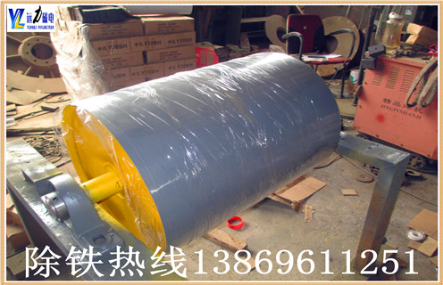2.此碎钢磁选机永磁筒体机身通过特殊设计,不易堵塞材料,运行材料.通过半逆流类型. 3..有两种左右传输模式. 4.永磁体辊面橡胶采用直接硫化代替粘接,硫化层采用高耐磨橡胶,厚度4mm,用2-3年,粘接强度为3.5MPa. 5.场强,磁场深度,加工能力大 6.结构简单,容量大;操作简单,维护方便.